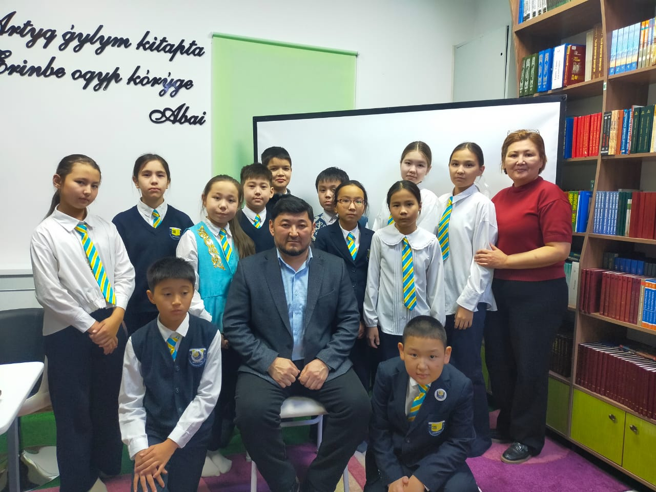 «Балалар кітапханасы» жобасы аясында 5-6 сынып оқушыларымен Қазақстан жазушылар Одағының мүшесі, айтыскер, ақын, сазгер Тұрғанбек Асығат Сәулетұлымен «ЖЫРМЕН ӨРІЛГЕН ҒҰМЫР» атты әдеби іс-шара өтті. Іс-шараның мақсаты – сөз өнерінің құдіретін танытып, жыр 
