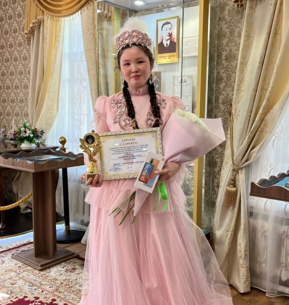 Бұқар жырау Қалқаманұлына арналған көркемсөз шеберлері арасында мәнерлеп оқудан «Бұқар жырау оқулары» байқауының 2-орын иегері атанды.